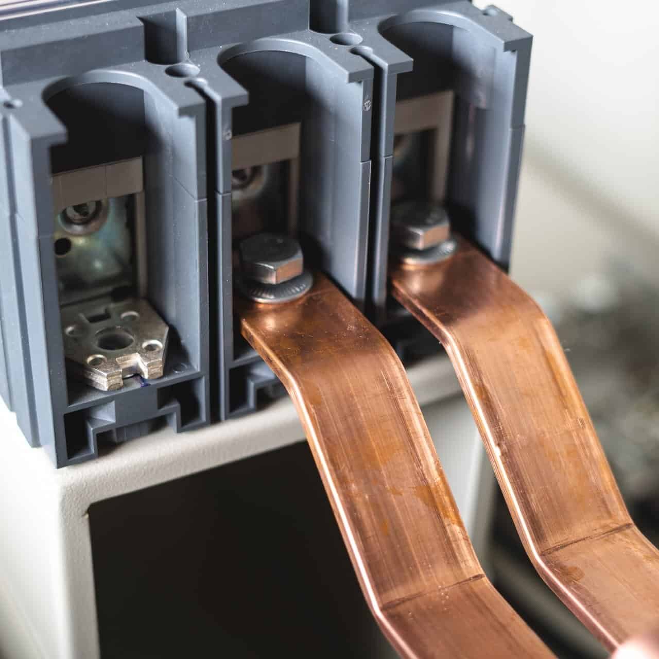 Closer up to fixing the busbar under the circuit breaker.